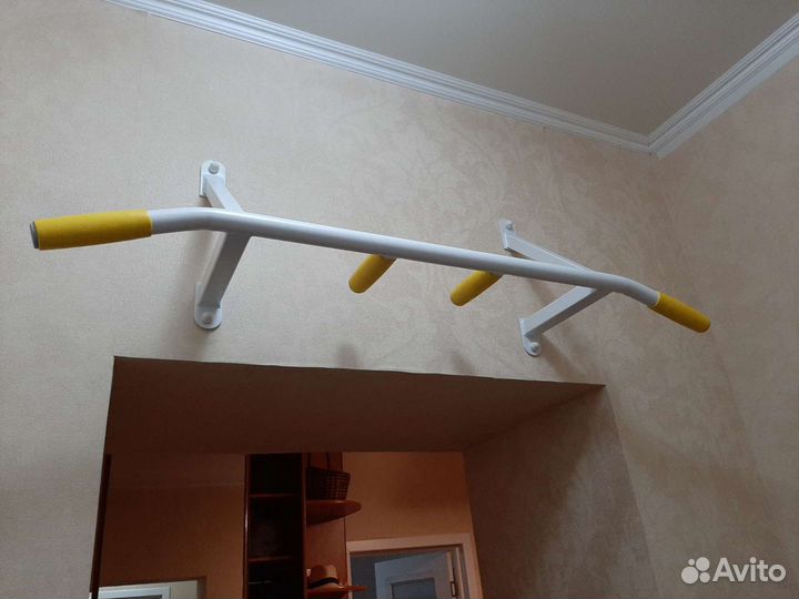 Турник наддверный