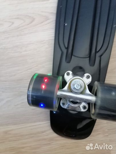 Чёрный пенни борд 56см со светящимися колёсами