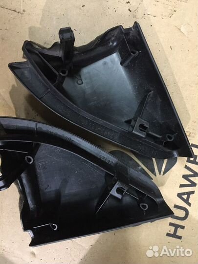 Треугольники на зеркало Toyota Corolla