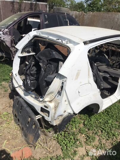 Задняя часть кузова renault sandero 1