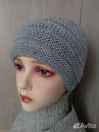 Теплая шапочка ручной работы с рельефным узором
