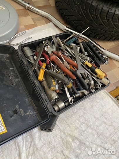 Набор инструментов для авто в чемодане