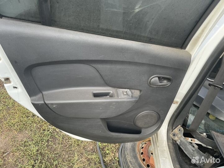 Обшивки дверей renault logan 2
