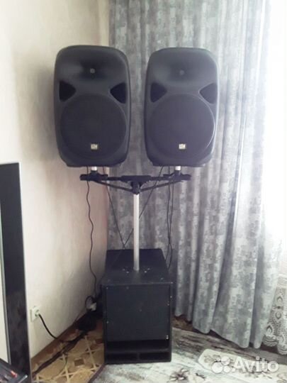 Комплект музыкальной звуковой аппаратуры с коммута
