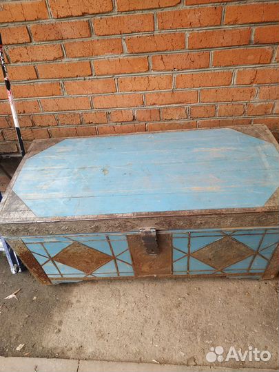 Сундук старинный
