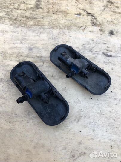 Форсунки лобового стекла VW Passat B7