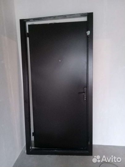 Дверь входная металлическая от застройщика