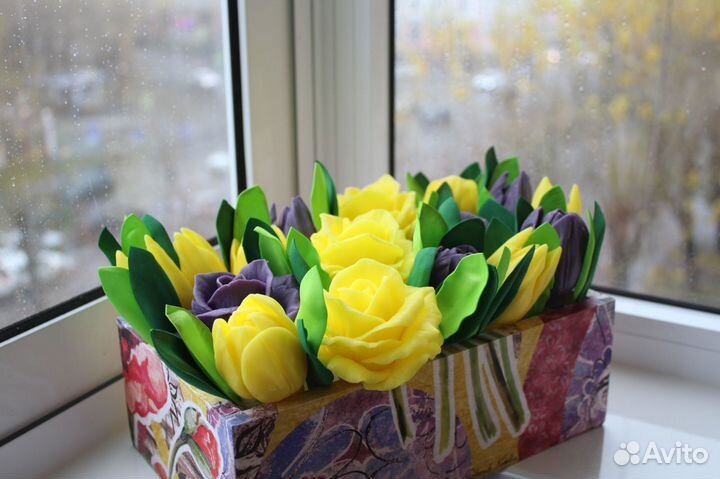 Букет из мыльных роз и тюльпанов в деревянном ящик