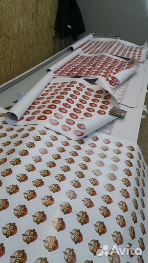 Печать наклеек и стикеров с контурной резкой