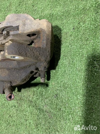 Передний правый тормозной суппорт land Cruiser 200