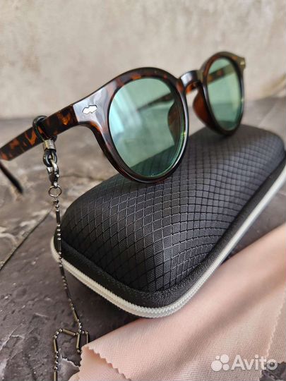 Солнцезащитные очки с чехлом и цепочкой новые