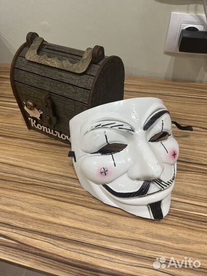 Маска гая фокса и копилка