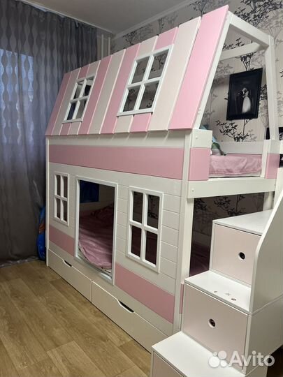 Кровать двухярусная домик