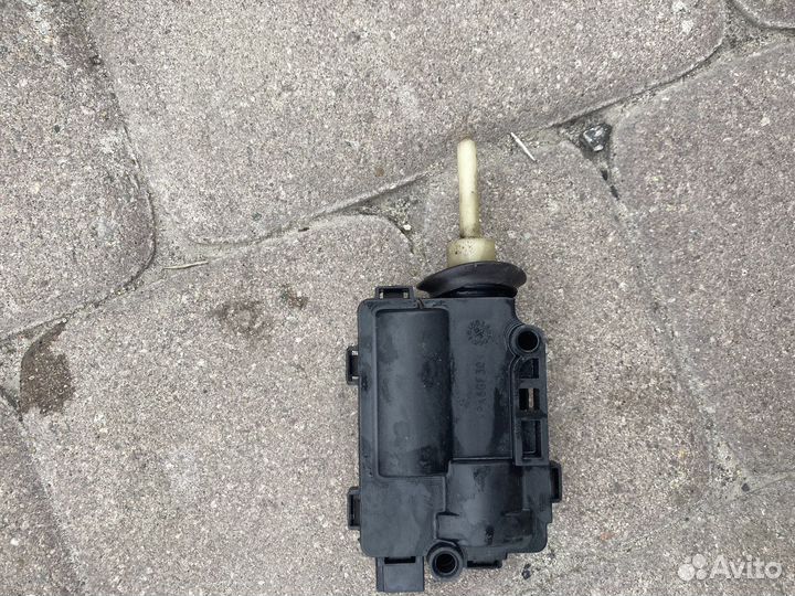 Актуатор лючка бензобака opel Astra h