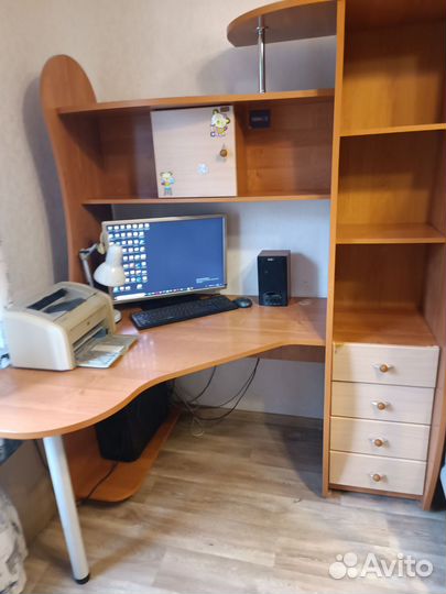 Компьютерный письменный стол