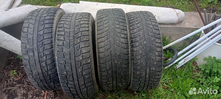 Kumho I'Zen KW22 215/60 R32 99T