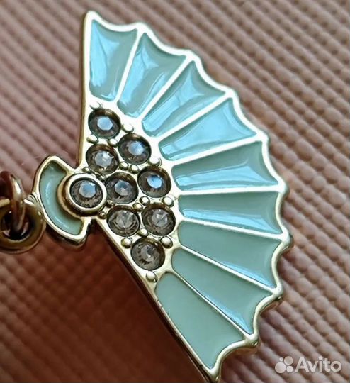 Золотистый кулон 