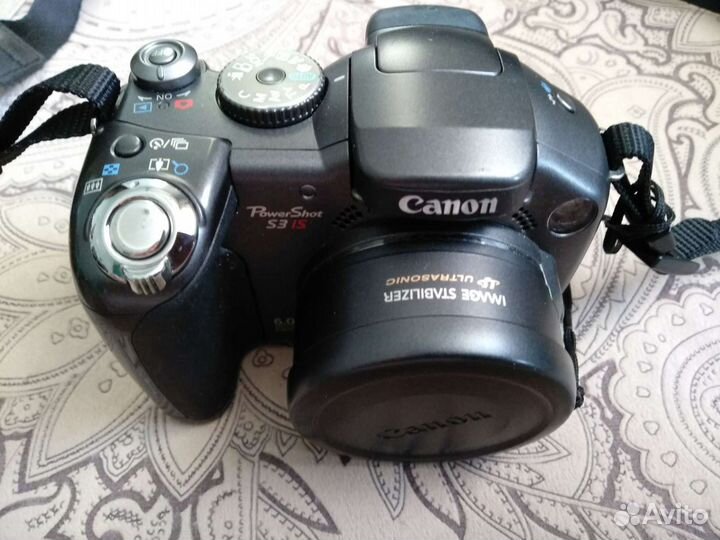 Зеркальный фотоаппарат с видеокамерой Canon