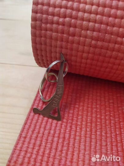 Брелок Йога, vegan Брелки металлические