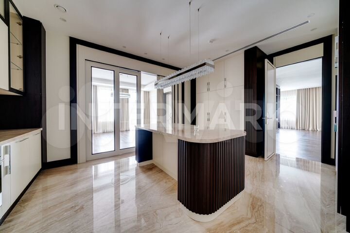 Дом 969,8 м² на участке 37,4 сот.