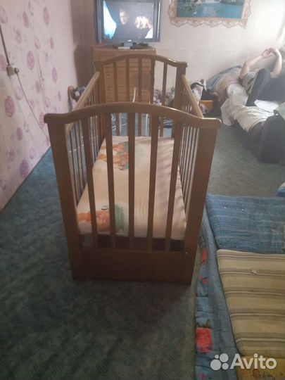 Детская кроватка и пеленальный комод