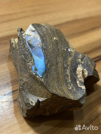 Необработанный благородный опал в породе