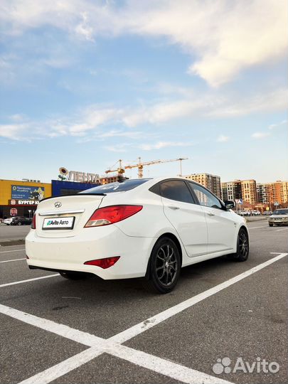 Hyundai Solaris 1.6 AT, 2014, битый, 300 000 км