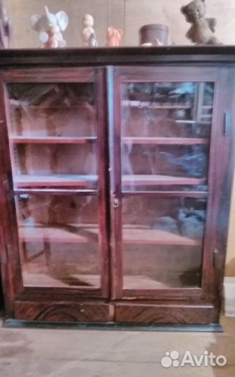 Антикварный посудный шкаф