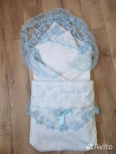 Конверт с нежным голубым кружевым на выписку