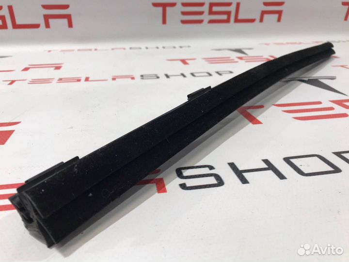 Уплотнитель стекла внутренний двери Tesla Model S
