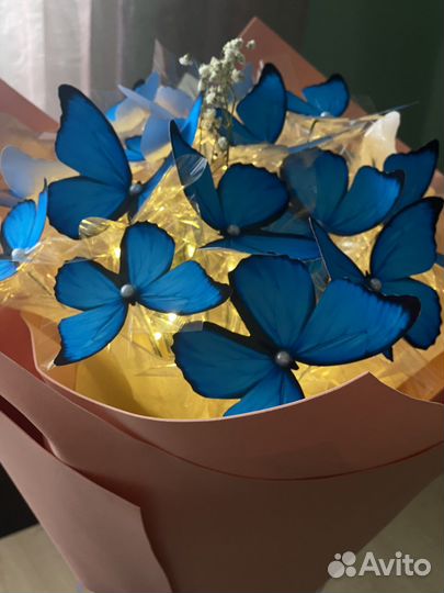 Букет с бабочками светящейся