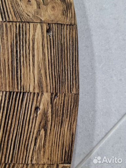 Круглое зеркало в деревянной раме