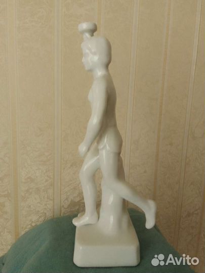 Статуэтка фарфор