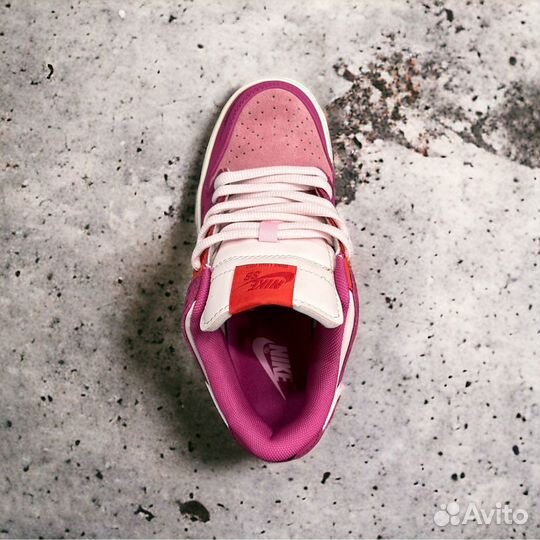 Кроссовки Nike SB Dunk Low Barbie