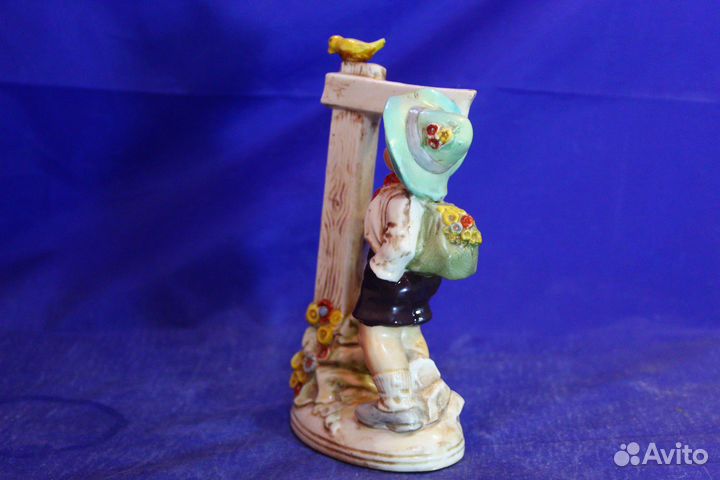 Статуэтка фарфоровая Пионер Мальчик с птичкой
