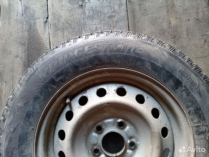 Bridgestone Blizzak Spike-01 215/65 R16 98