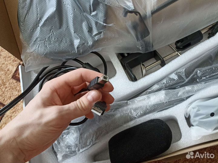 Студийный конденсаторный микрофон