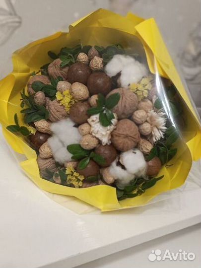 Букет из орехов