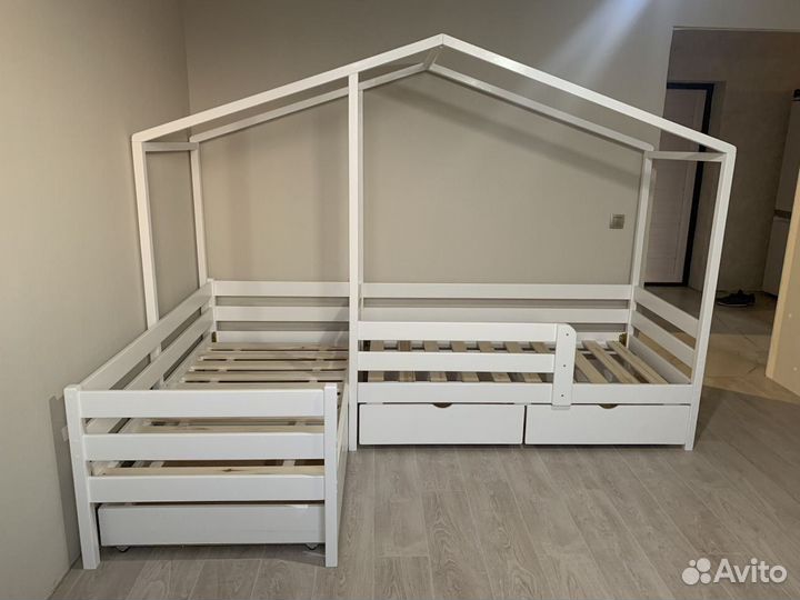 Кроватка двойная Домик из цельного массива