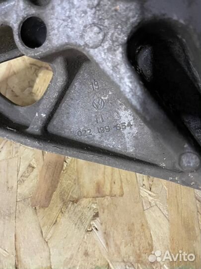 Кронштейн двигателя правый VAG R32/R36