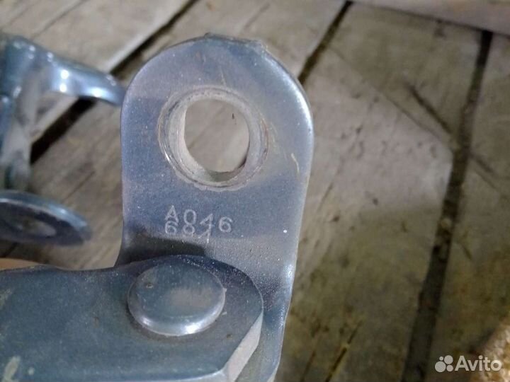 Петля двери правая Toyota IQ