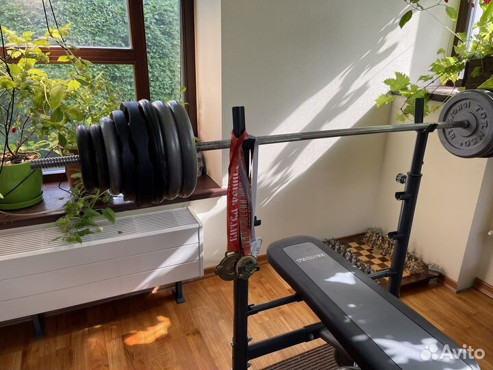 Скамья для жима со штангой и блинами