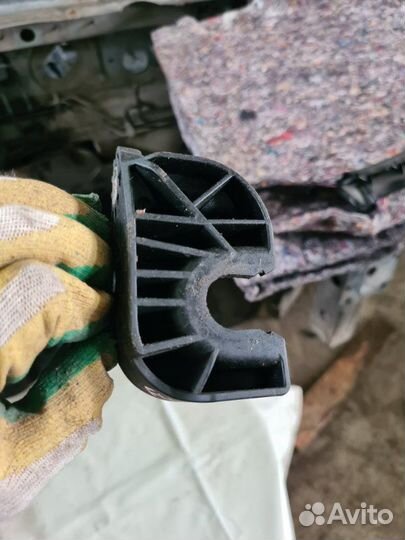 Кронштейн троса кпп Renault Fluence седан M4R 2011