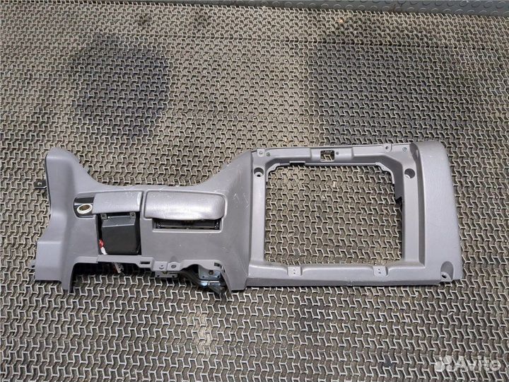 Пластик центральной консоли Toyota Sequoia, 2002