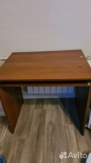 Компьютерный стол, полка