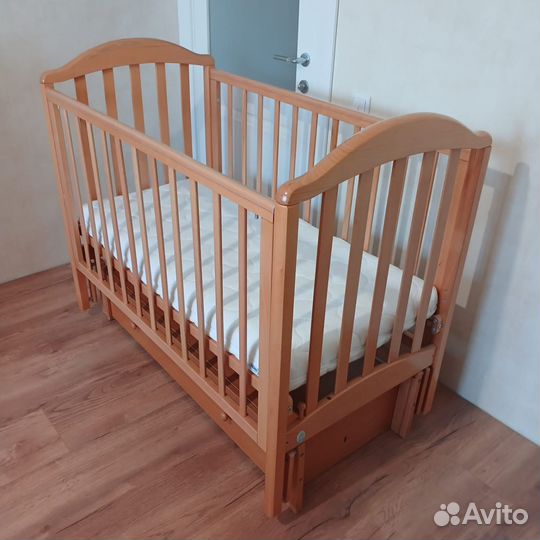 Детская кроватка с продольным маятником