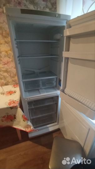 Холодильник двух камерный рабочий