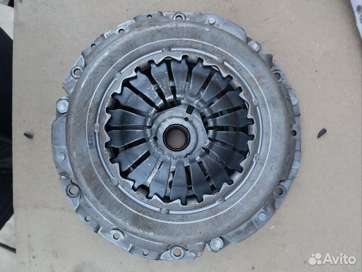Корзина сцепления в сборе на рено 1.6 новая