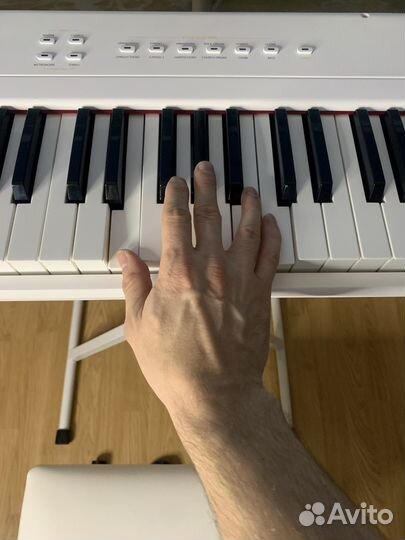Новое цифровое пианино белое с банкеткой