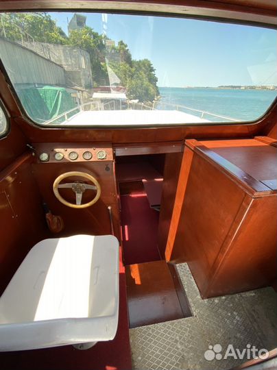 Прогулочный катер моторное судно